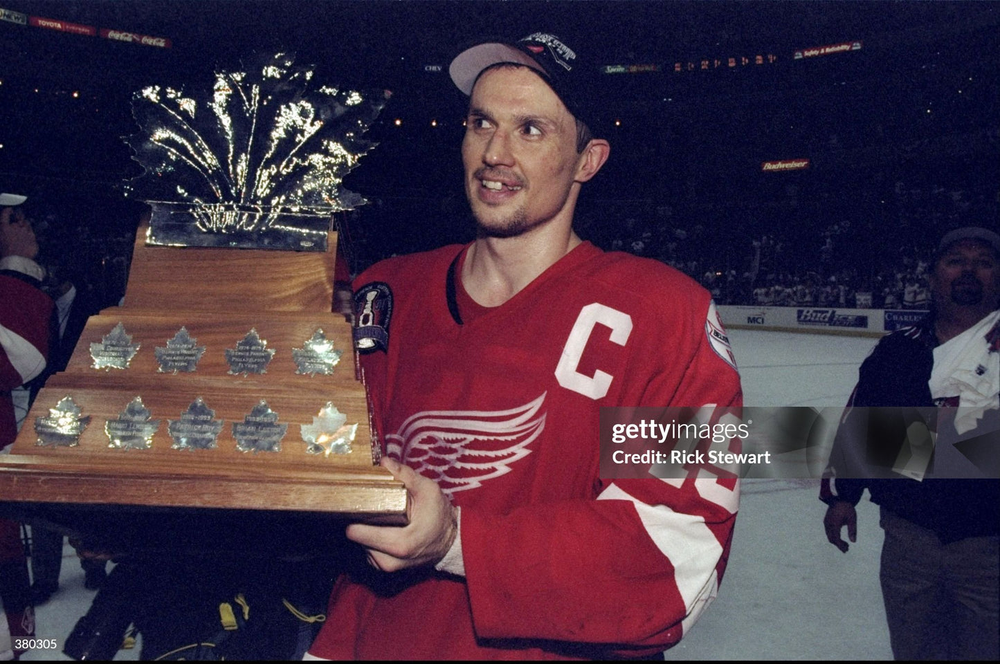 Detroit Red Wings Steve Yzerman 1998 Stanley Cup Finals NHL Hockey Jersey (48/Large)