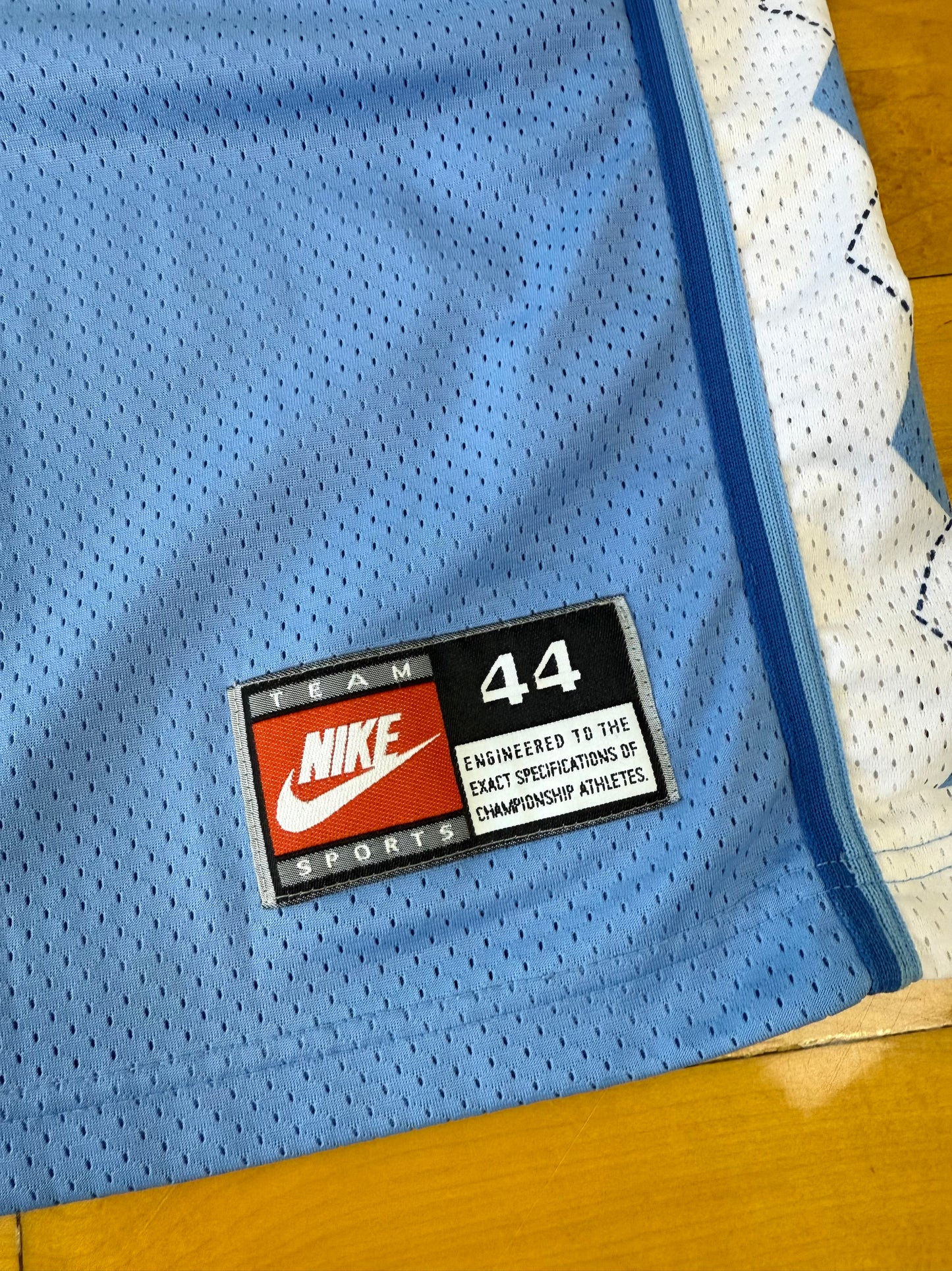 University of North Carolina Tar Heels Eric Montross 1993-1994 College Basketball Jersey (44/Large)