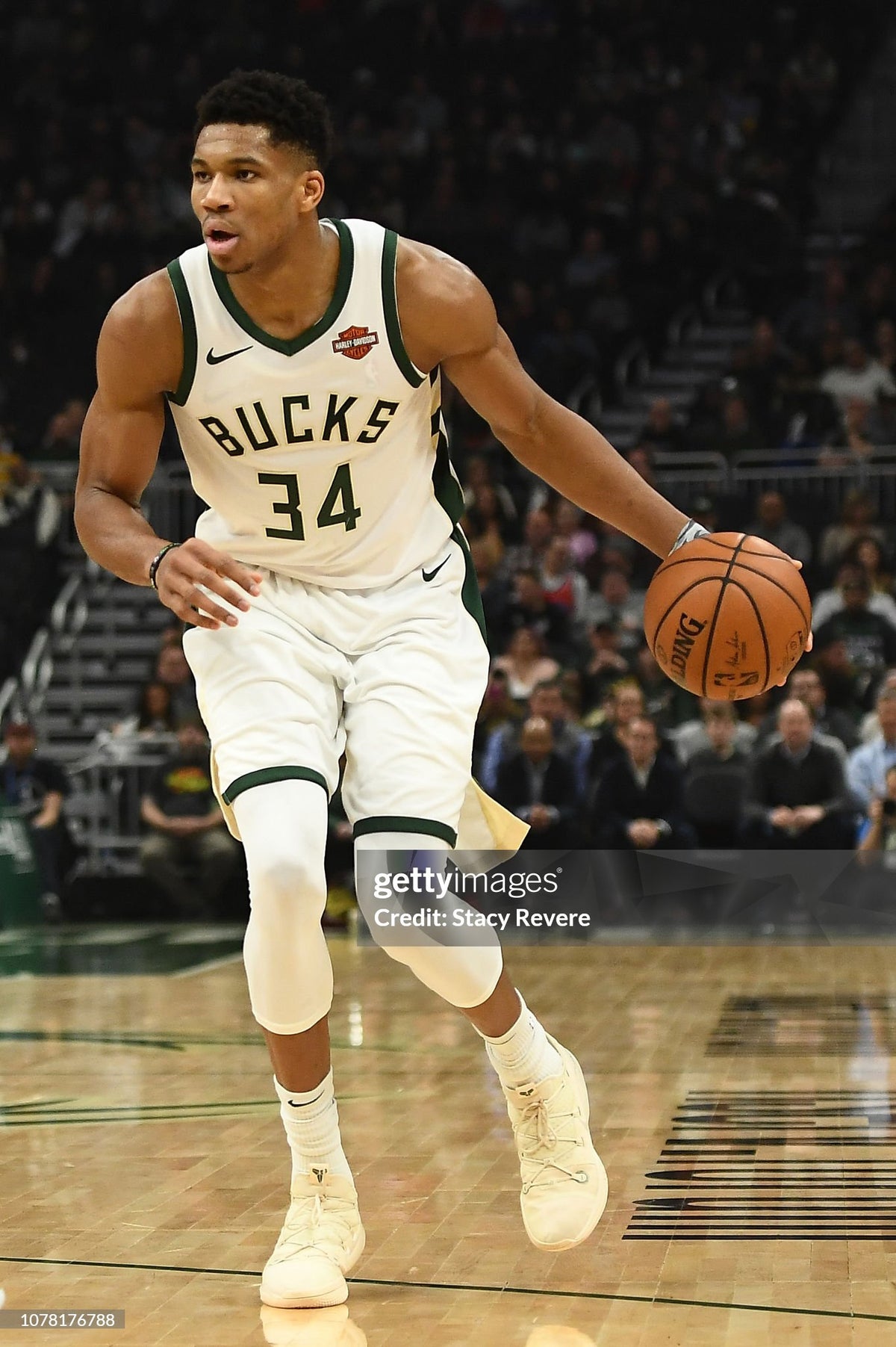 Milwaukee Bucks Giannis Antetokounmpo 2017-2020 NBA Basketball Jersey (46/Large)