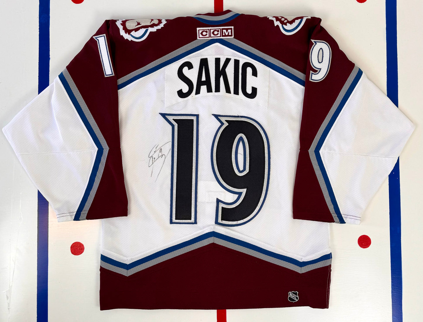Colorado Avalanche Joe Sakic Signed 2001 Stanley Cup Finals NHL Hockey Jersey (48/Large)