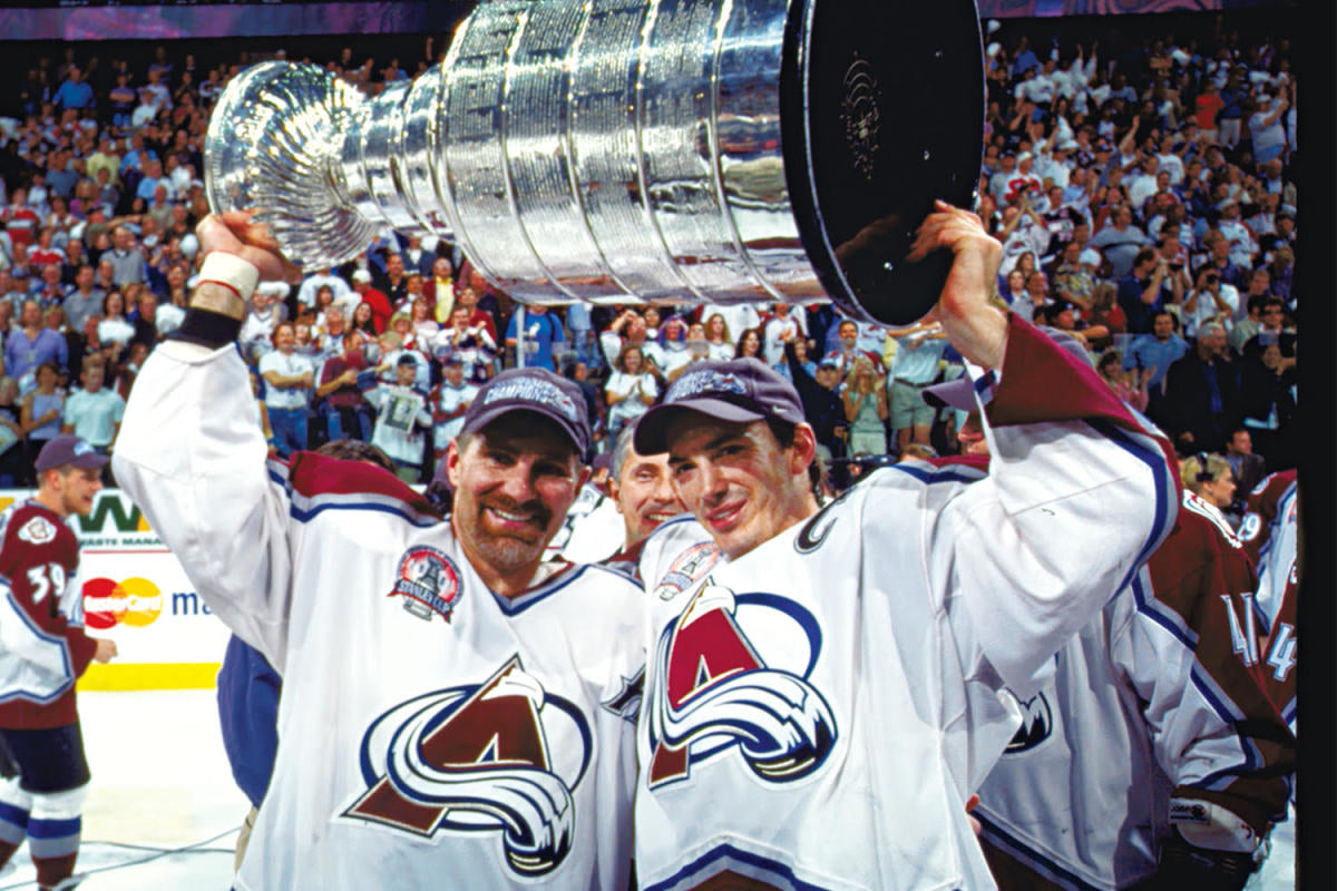 Colorado Avalanche Joe Sakic Signed 2001 Stanley Cup Finals NHL Hockey Jersey (48/Large)