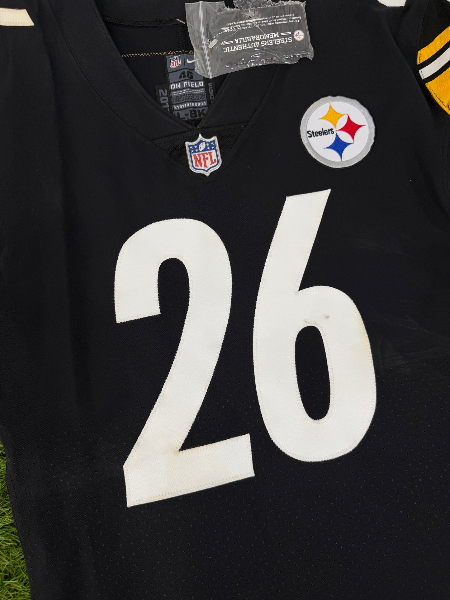 Pittsburgh Steelers Le’Veon Bell Game Issued NFL Football Jersey (46/Large) & Game Used Gloves