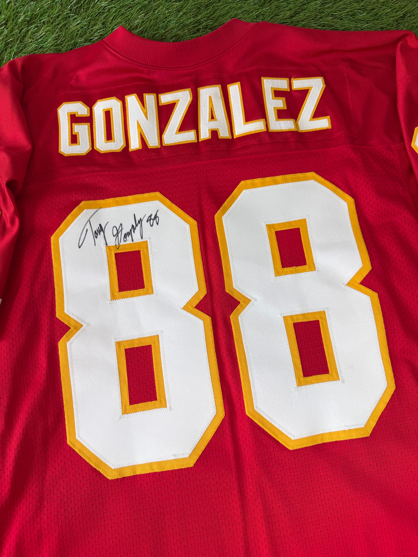 Kansas City Chiefs Tony Gonzalez Autographed 2000 NFL Football Jersey (52/XXL)