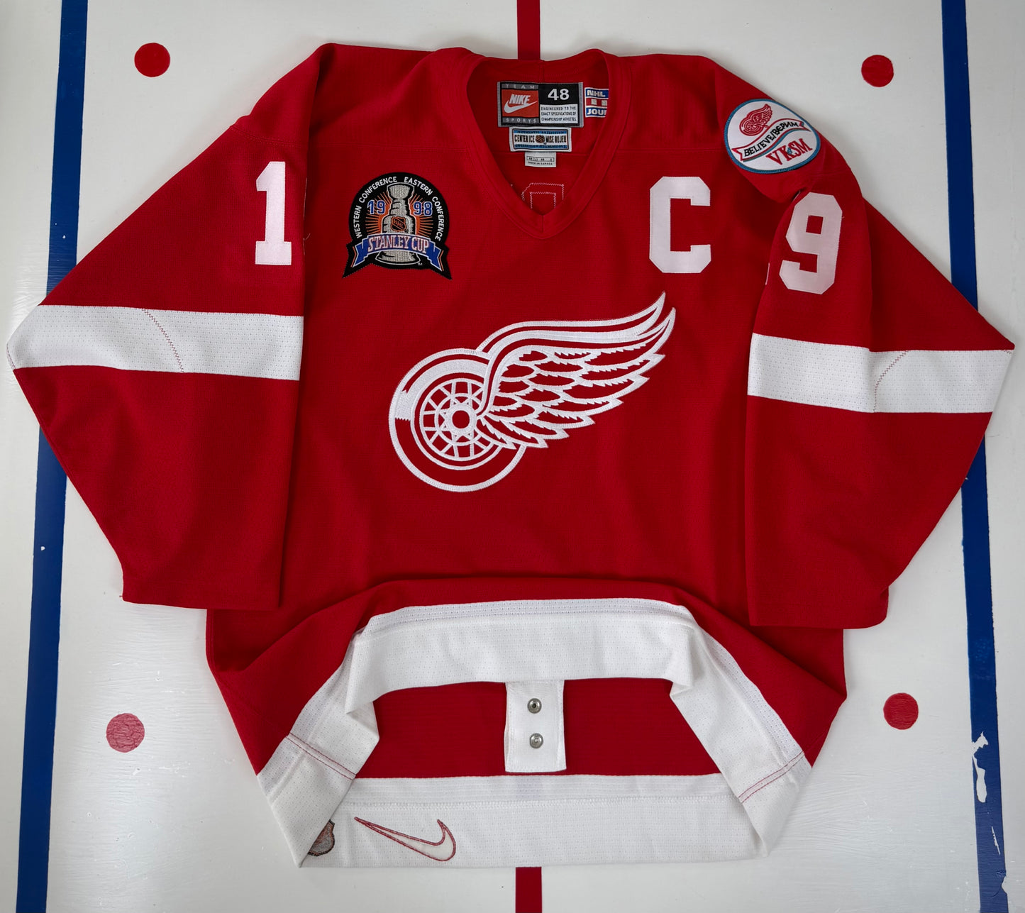 Detroit Red Wings Steve Yzerman 1998 Stanley Cup Finals NHL Hockey Jersey (48/Large)