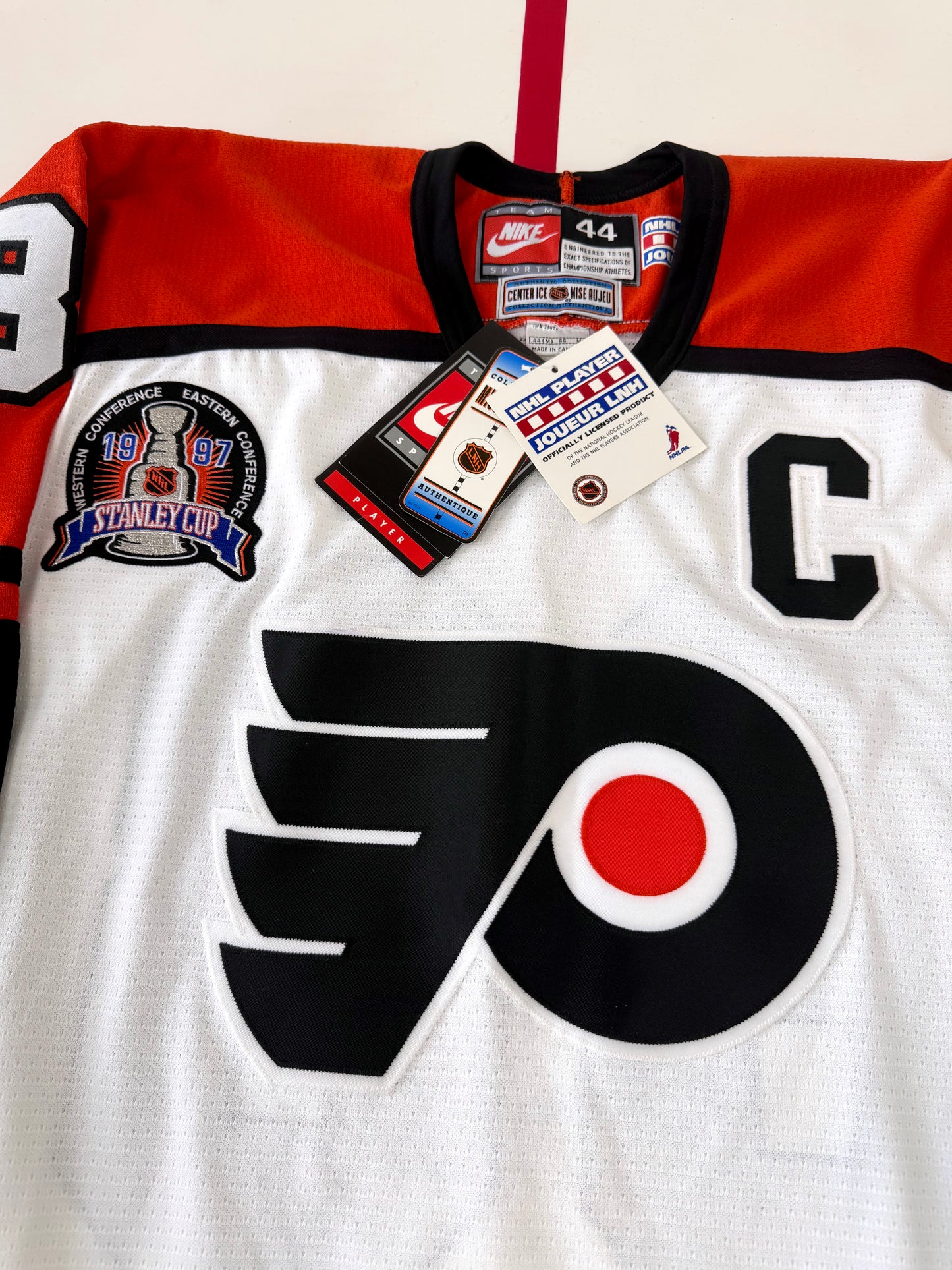 Philadelphia Flyers Eric Lindros Autographed 1997 Stanley Cup Finals NHL Hockey Jersey (44/Medium)
