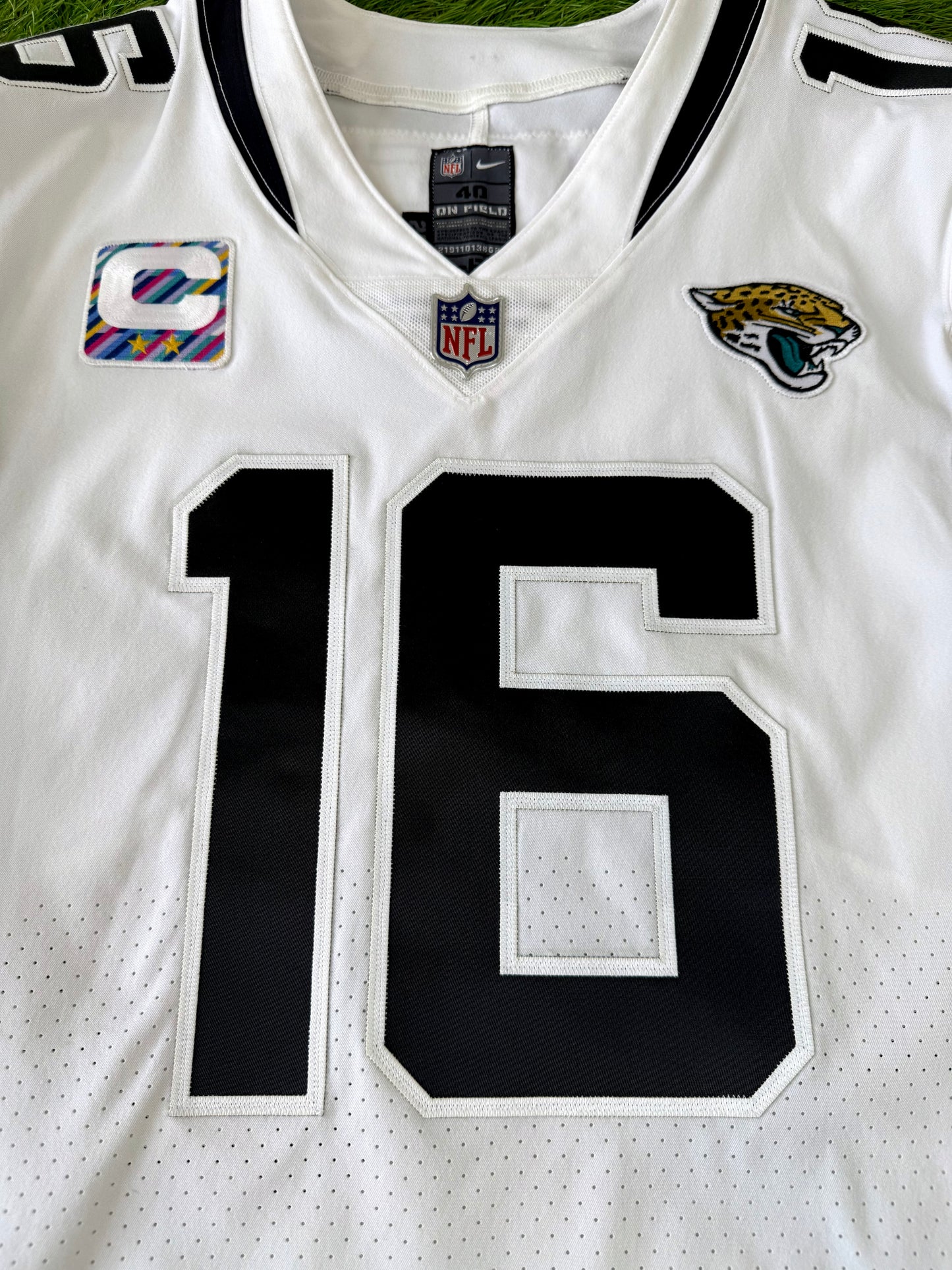 Jacksonville Jaguars Trevor Lawrence 2022 Crucial Catch NFL Football Jersey (40/Medium)