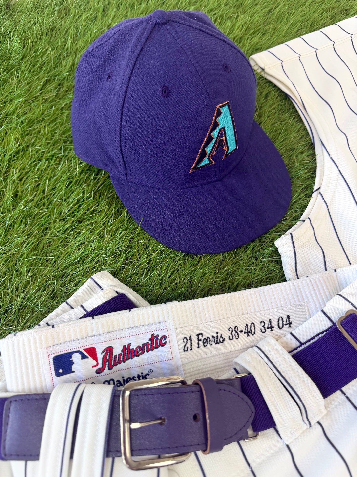 Arizona Diamondbacks 2004 Game Issued MLB Baseball Jersey, Cap, Pants, and Belt (48/XL)