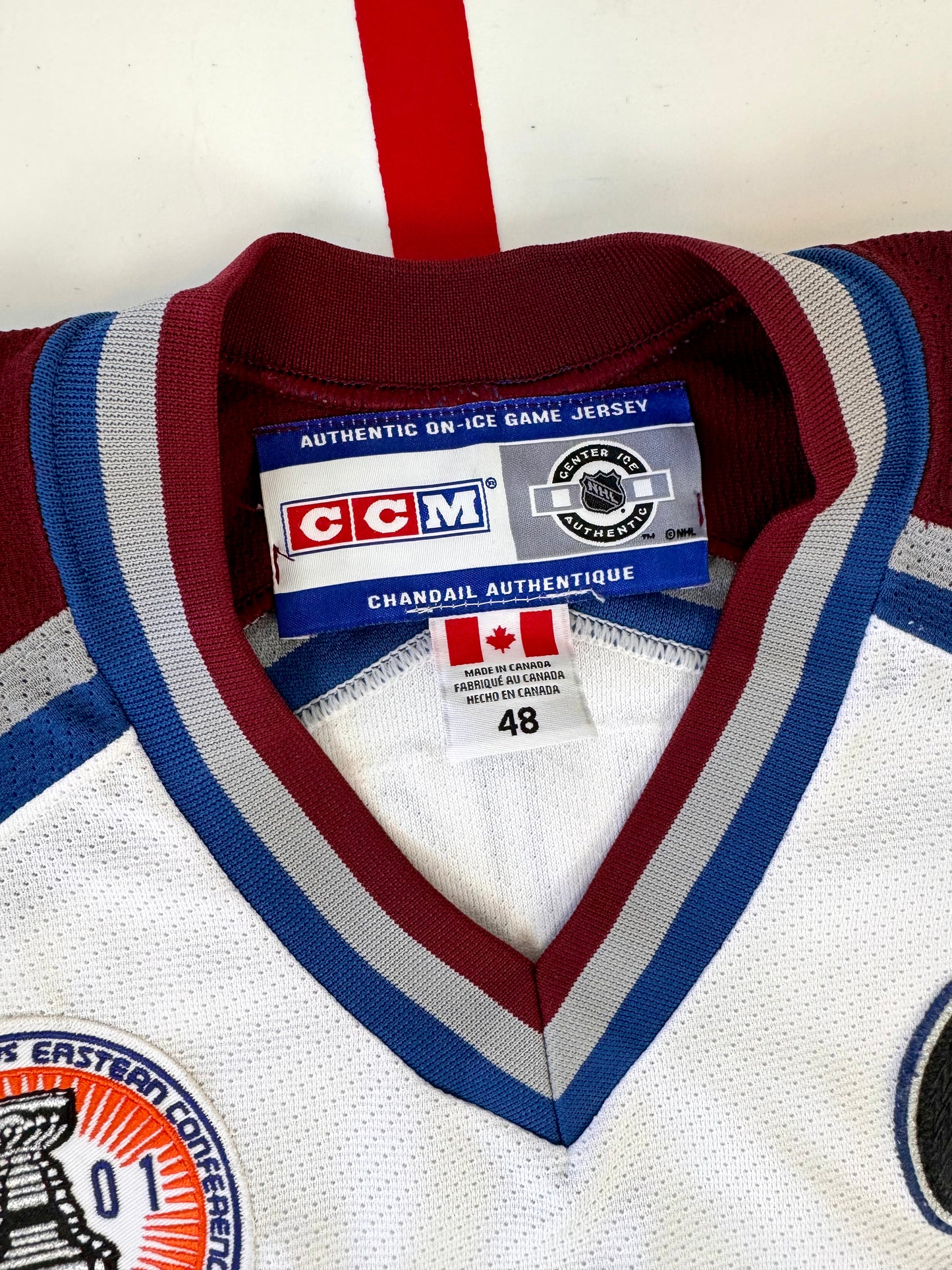 Colorado Avalanche Joe Sakic Signed 2001 Stanley Cup Finals NHL Hockey Jersey (48/Large)