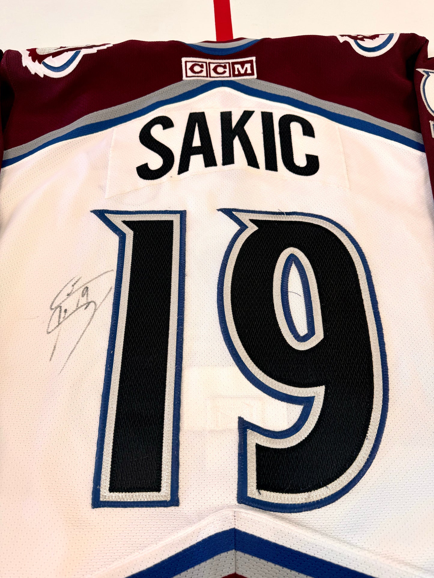 Colorado Avalanche Joe Sakic Signed 2001 Stanley Cup Finals NHL Hockey Jersey (48/Large)