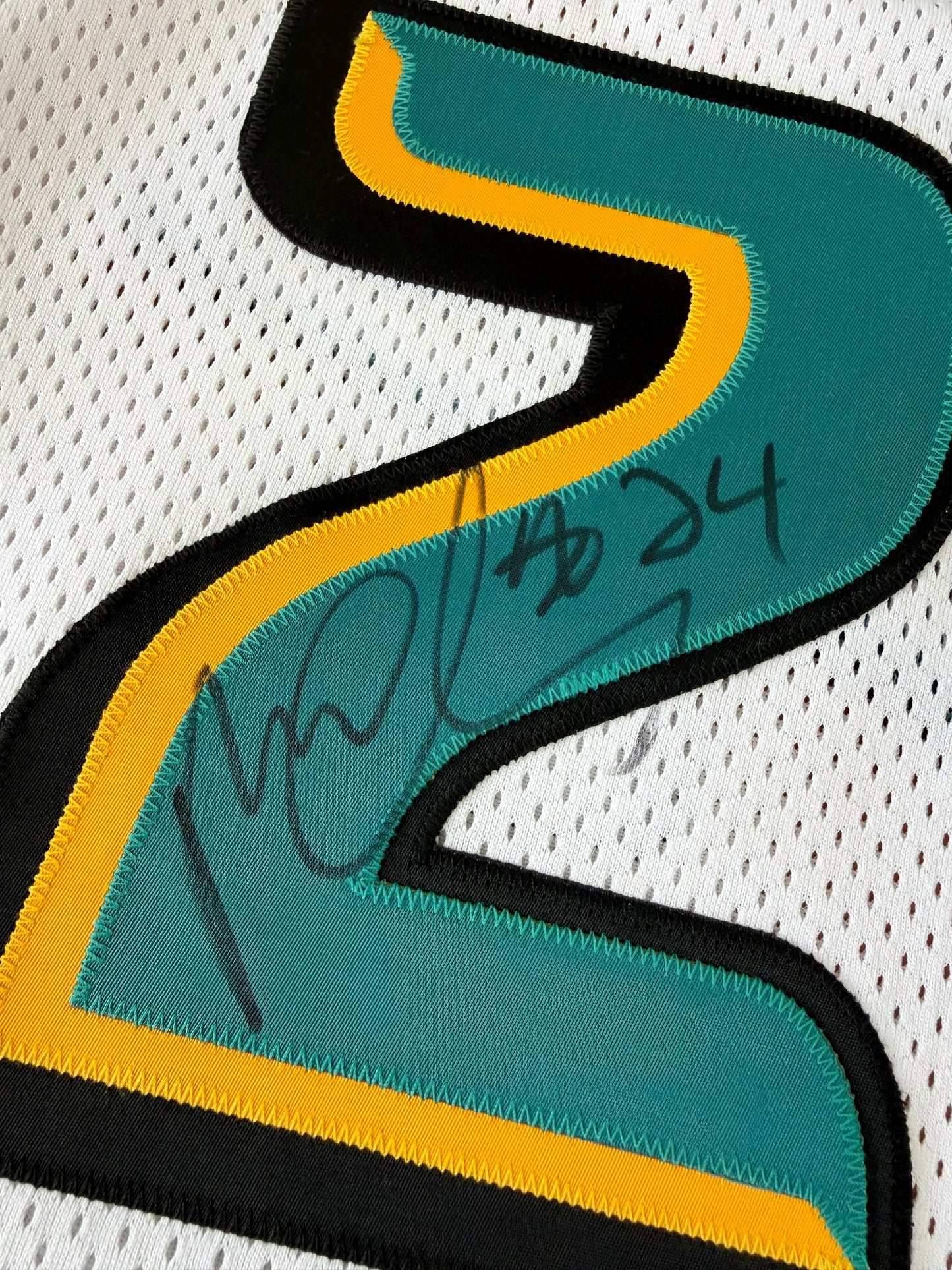 Detroit Pistons Mateen Cleaves 2000-2001 Autographed Team Issued NBA Basketball Jersey (50/XL)