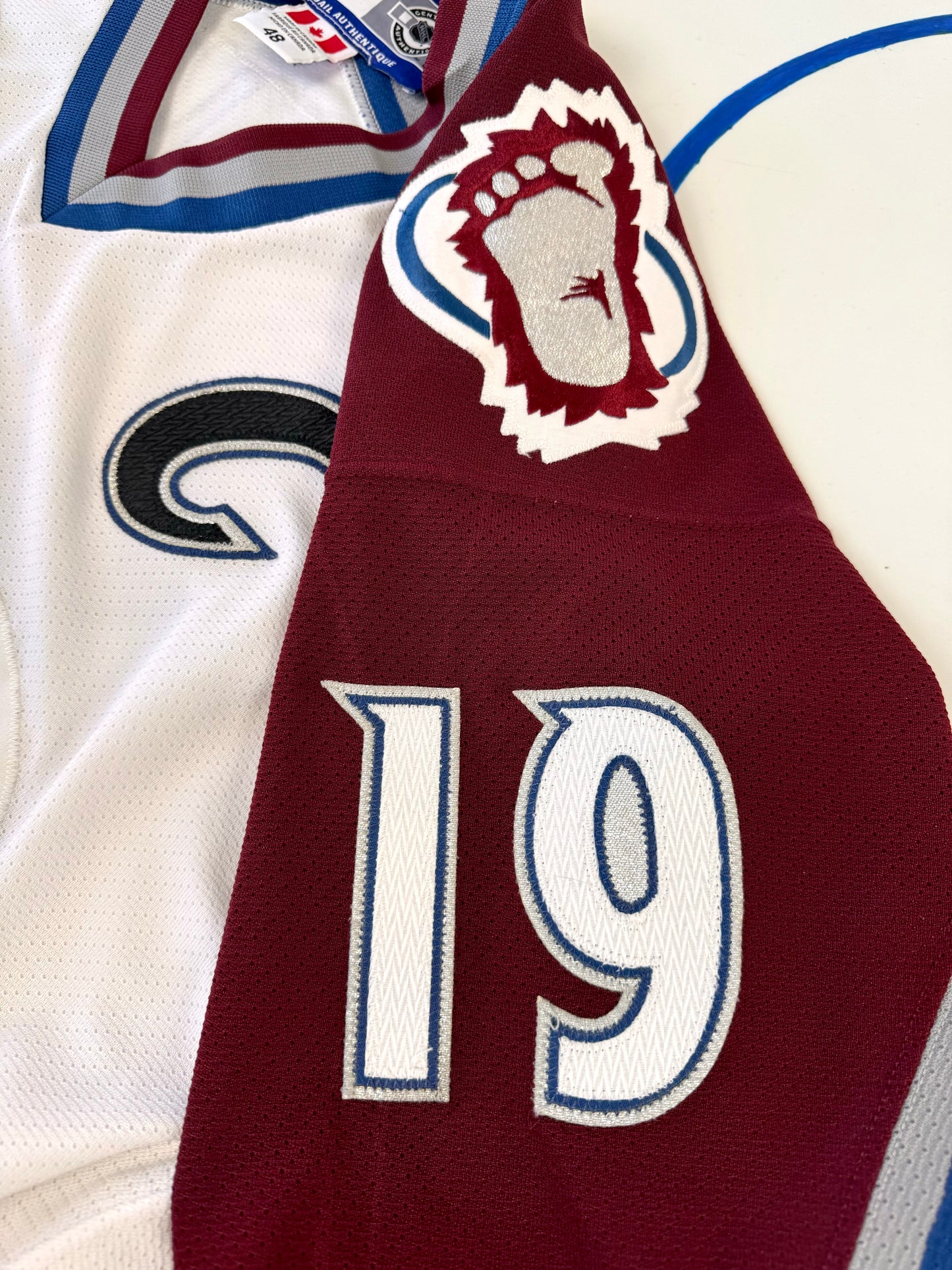 Colorado Avalanche Joe Sakic Signed 2001 Stanley Cup Finals NHL Hockey Jersey (48/Large)