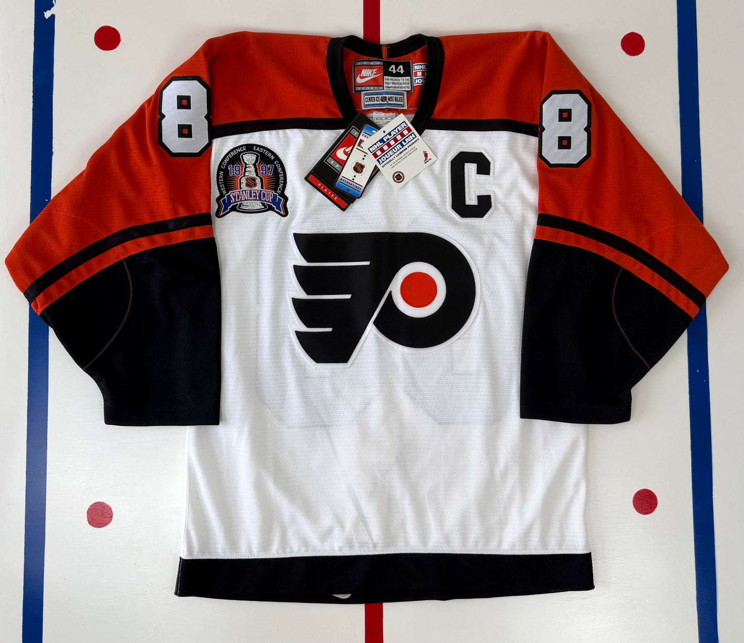 Philadelphia Flyers Eric Lindros Autographed 1997 Stanley Cup Finals NHL Hockey Jersey (44/Medium)