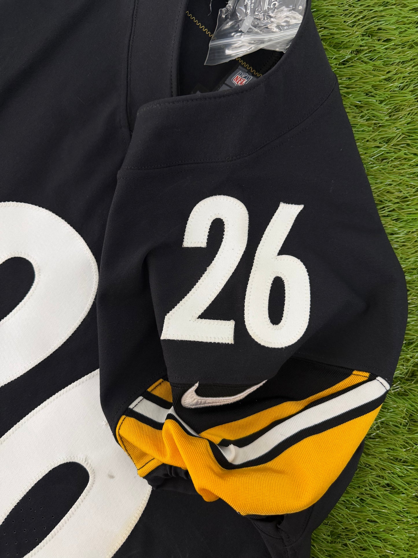 Pittsburgh Steelers Le’Veon Bell Game Issued NFL Football Jersey (46/Large) & Game Used Gloves