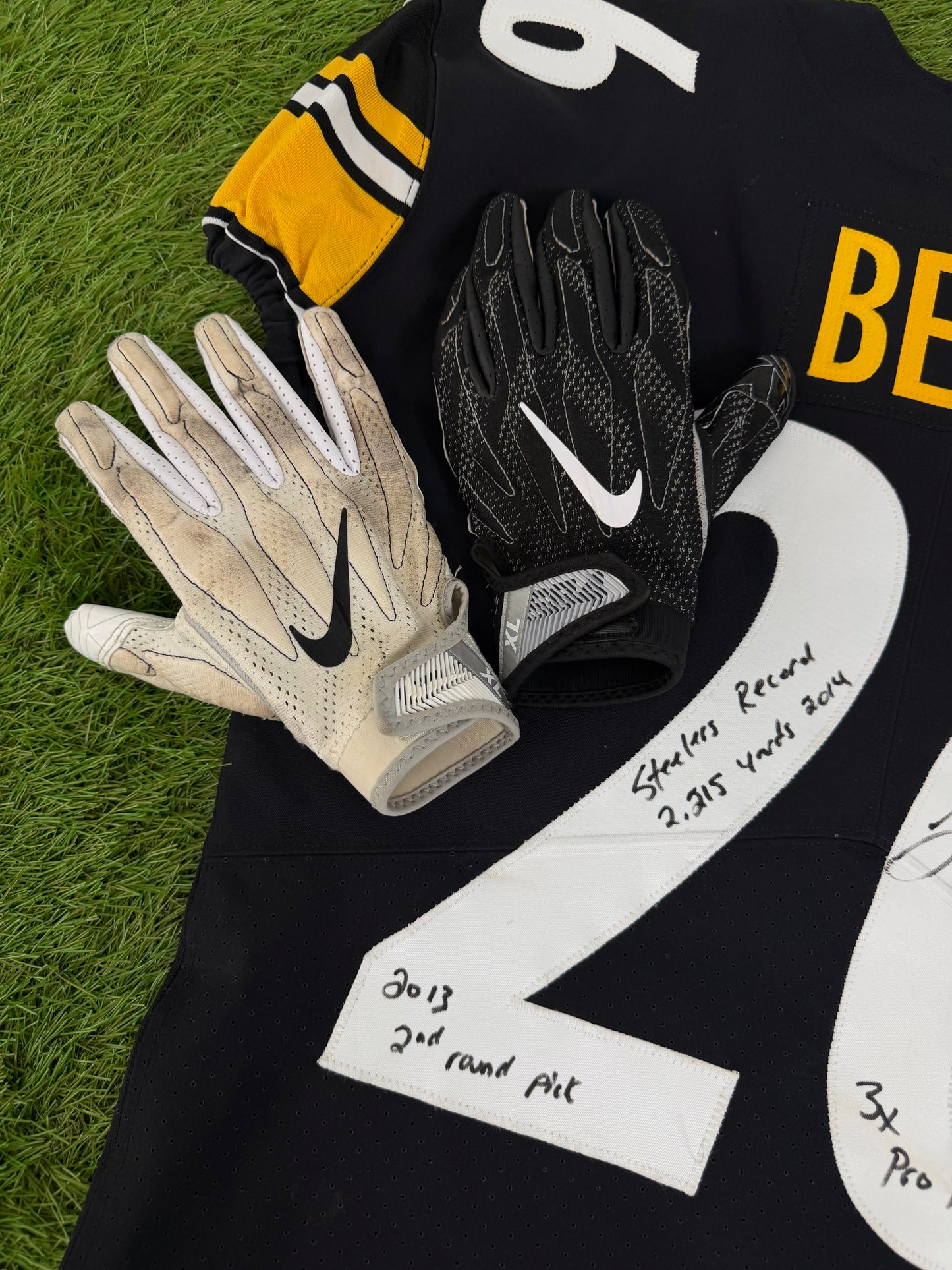 Pittsburgh Steelers Le’Veon Bell Game Issued NFL Football Jersey (46/Large) & Game Used Gloves