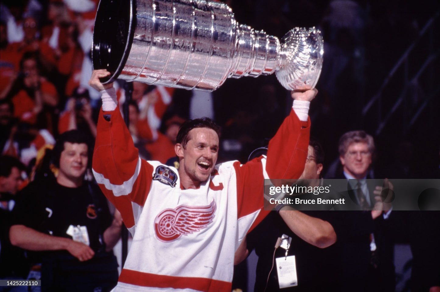 Detroit Red Wings Steve Yzerman 1997 Stanley Cup Finals NHL Hockey Jersey (48/Medium)