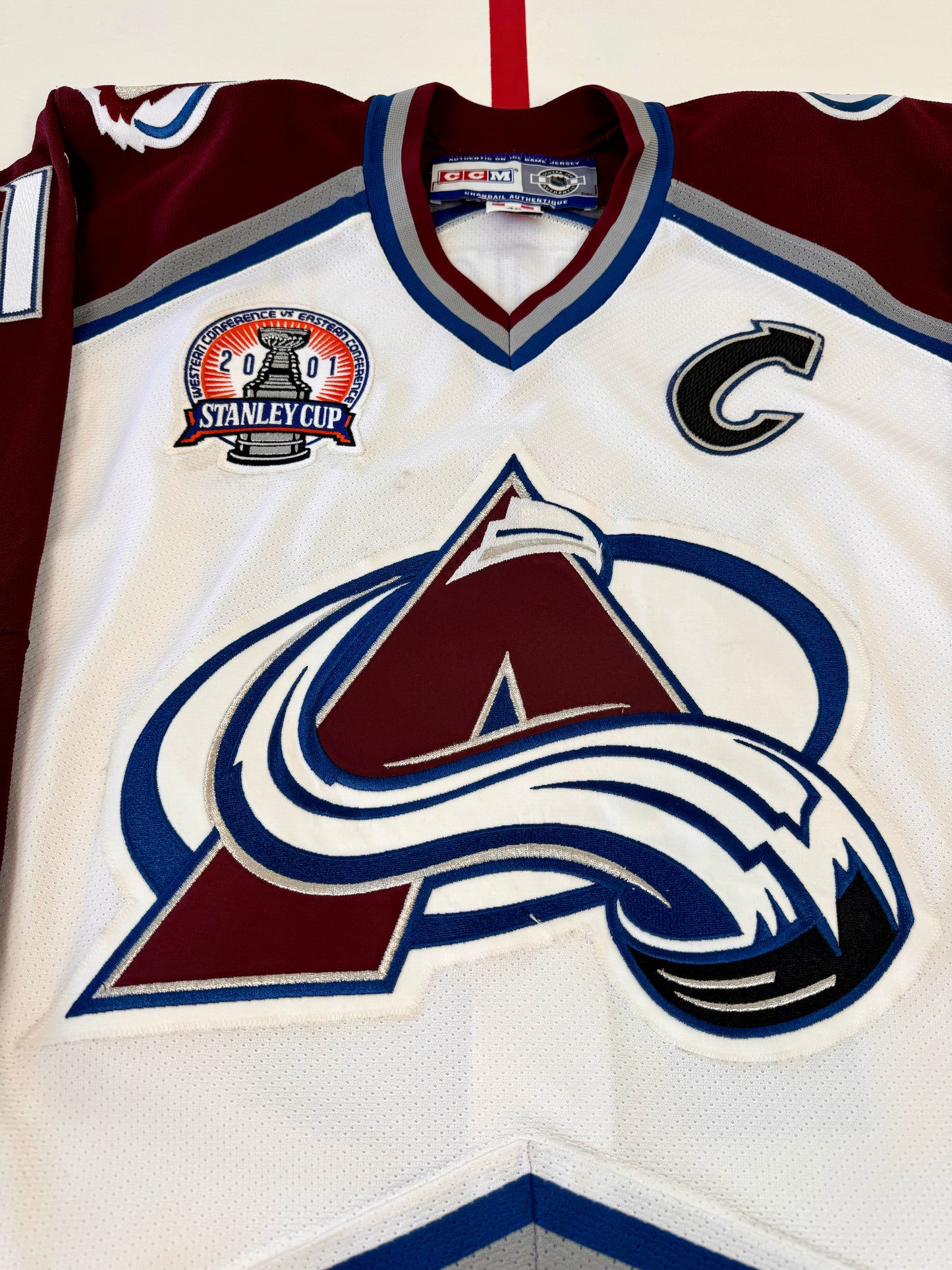 Colorado Avalanche Joe Sakic Signed 2001 Stanley Cup Finals NHL Hockey Jersey (48/Large)