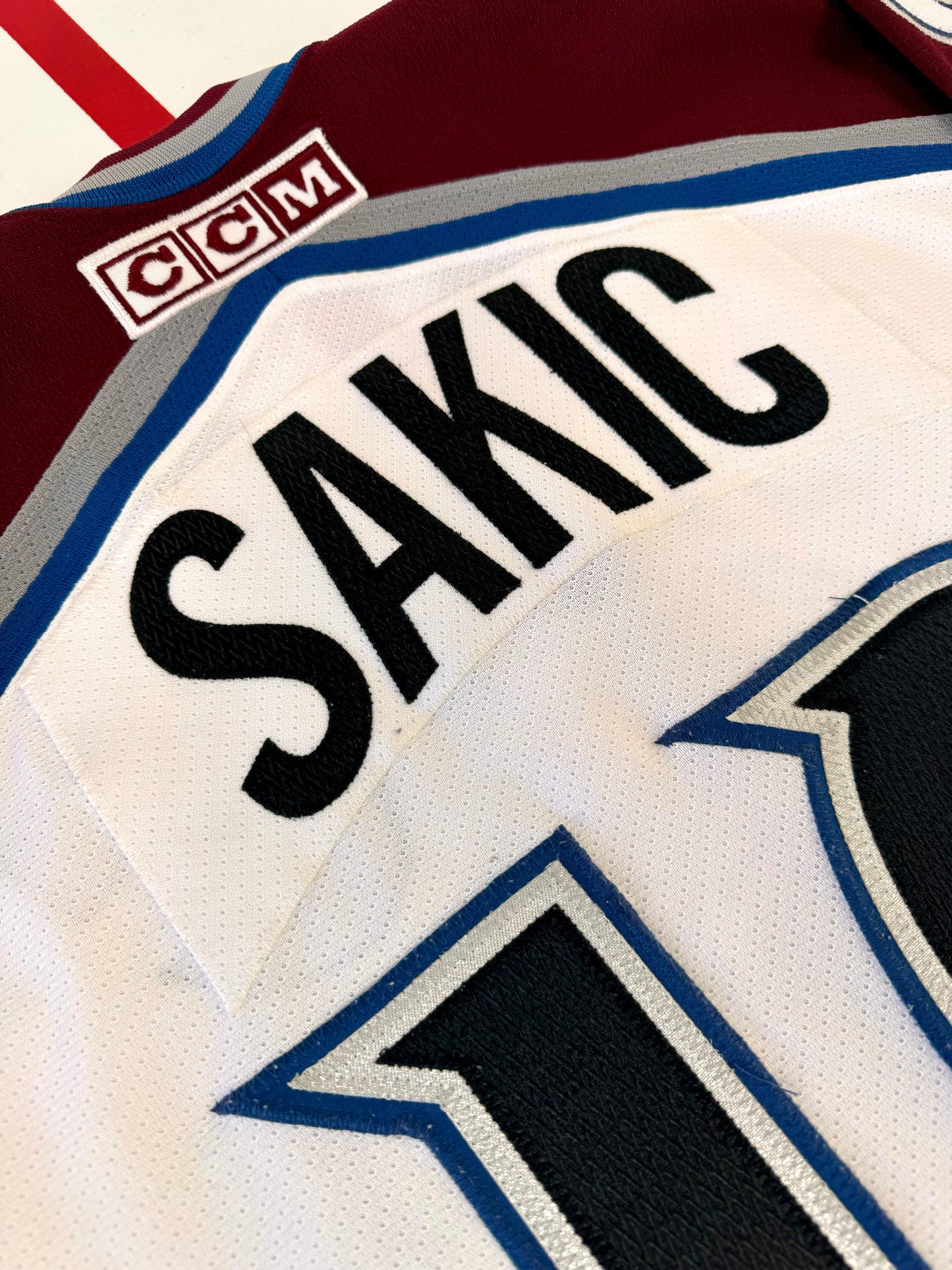 Colorado Avalanche Joe Sakic Signed 2001 Stanley Cup Finals NHL Hockey Jersey (48/Large)
