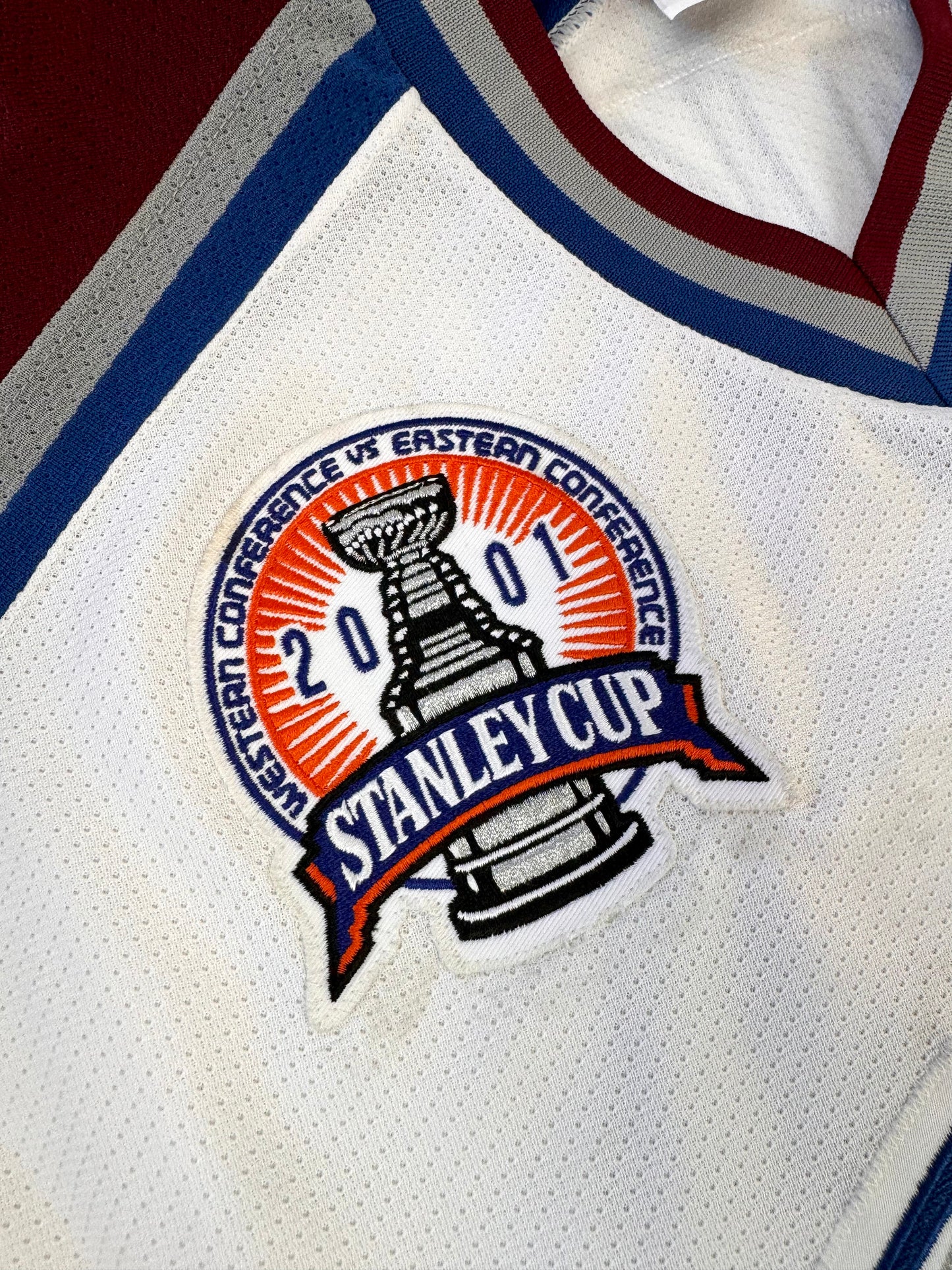 Colorado Avalanche Joe Sakic Signed 2001 Stanley Cup Finals NHL Hockey Jersey (48/Large)
