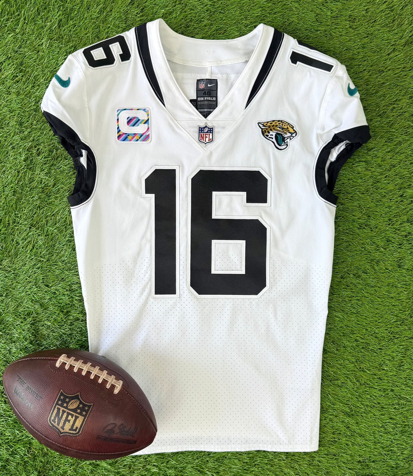 Jacksonville Jaguars Trevor Lawrence 2022 Crucial Catch NFL Football Jersey (40/Medium)