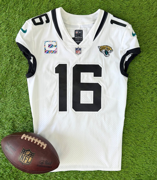 Jacksonville Jaguars Trevor Lawrence 2022 Crucial Catch NFL Football Jersey (40/Medium)