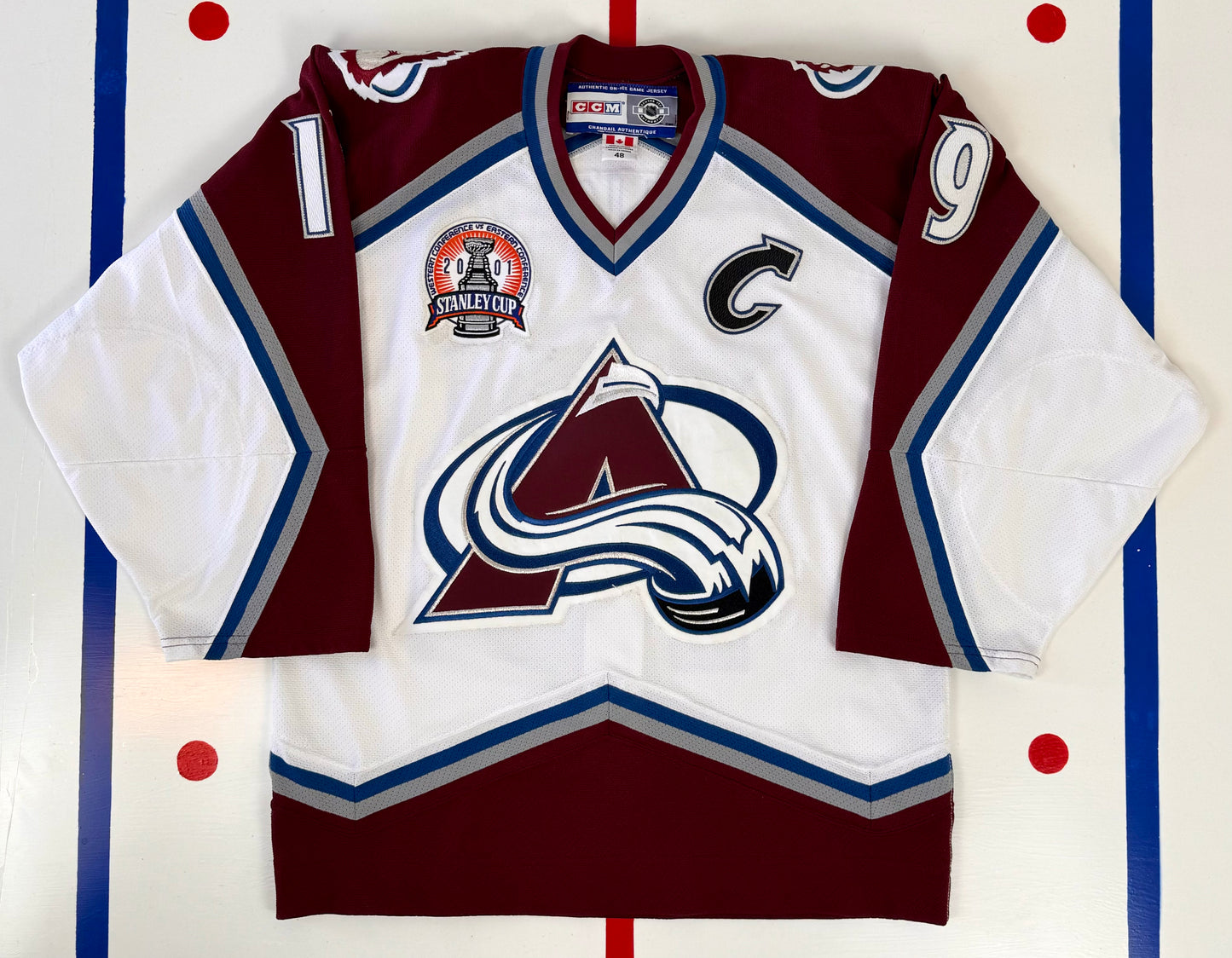 Colorado Avalanche Joe Sakic Signed 2001 Stanley Cup Finals NHL Hockey Jersey (48/Large)