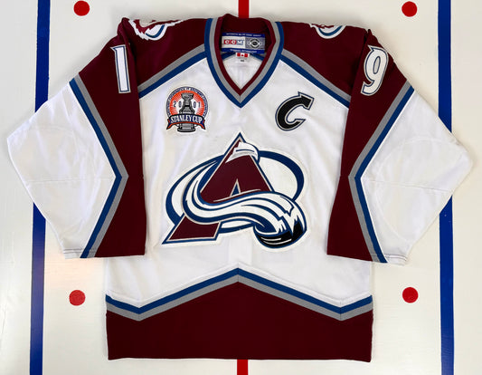 Colorado Avalanche Joe Sakic Signed 2001 Stanley Cup Finals NHL Hockey Jersey (48/Large)
