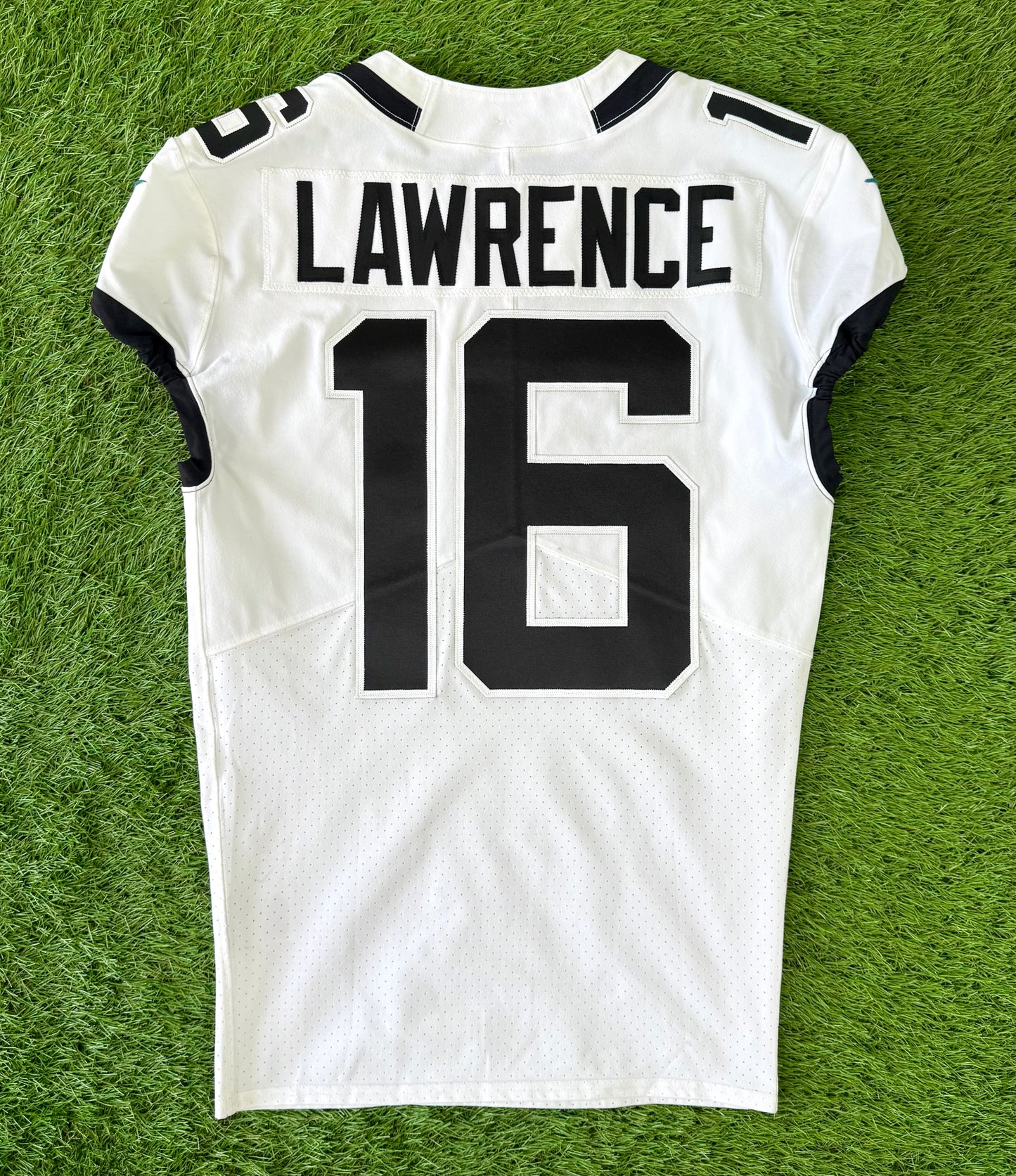 Jacksonville Jaguars Trevor Lawrence 2022 Crucial Catch NFL Football Jersey (40/Medium)