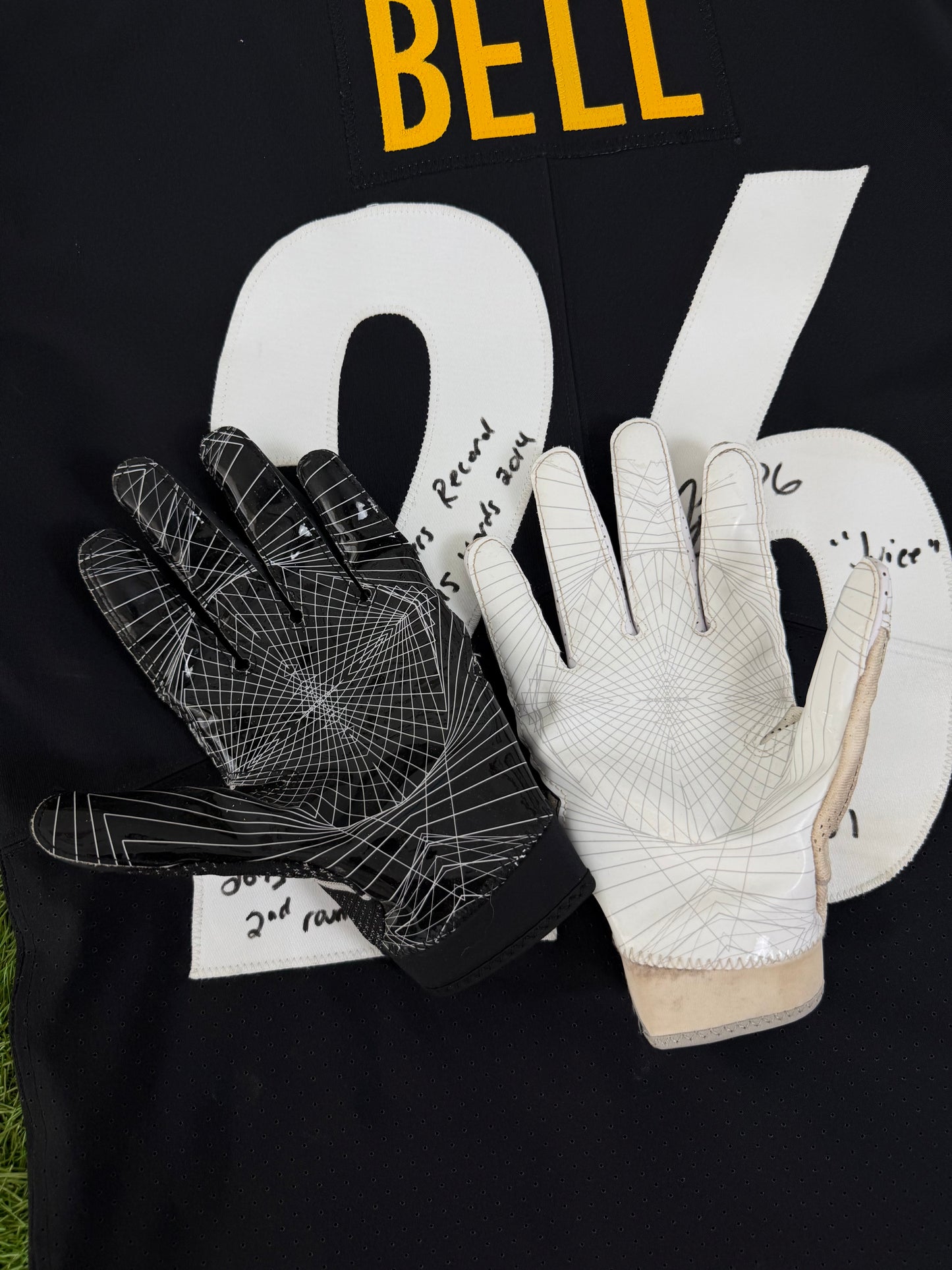 Pittsburgh Steelers Le’Veon Bell Game Issued NFL Football Jersey (46/Large) & Game Used Gloves