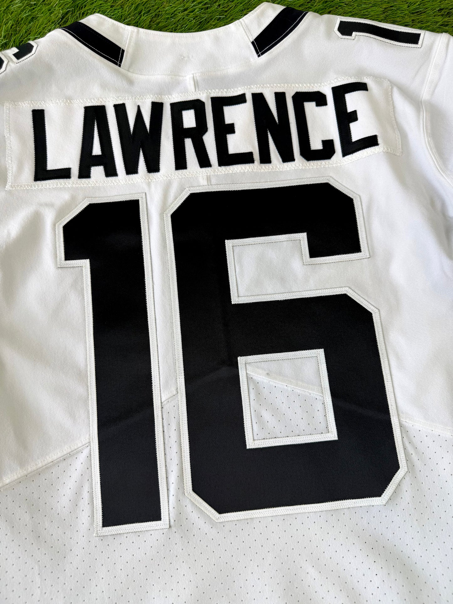 Jacksonville Jaguars Trevor Lawrence 2022 Crucial Catch NFL Football Jersey (40/Medium)