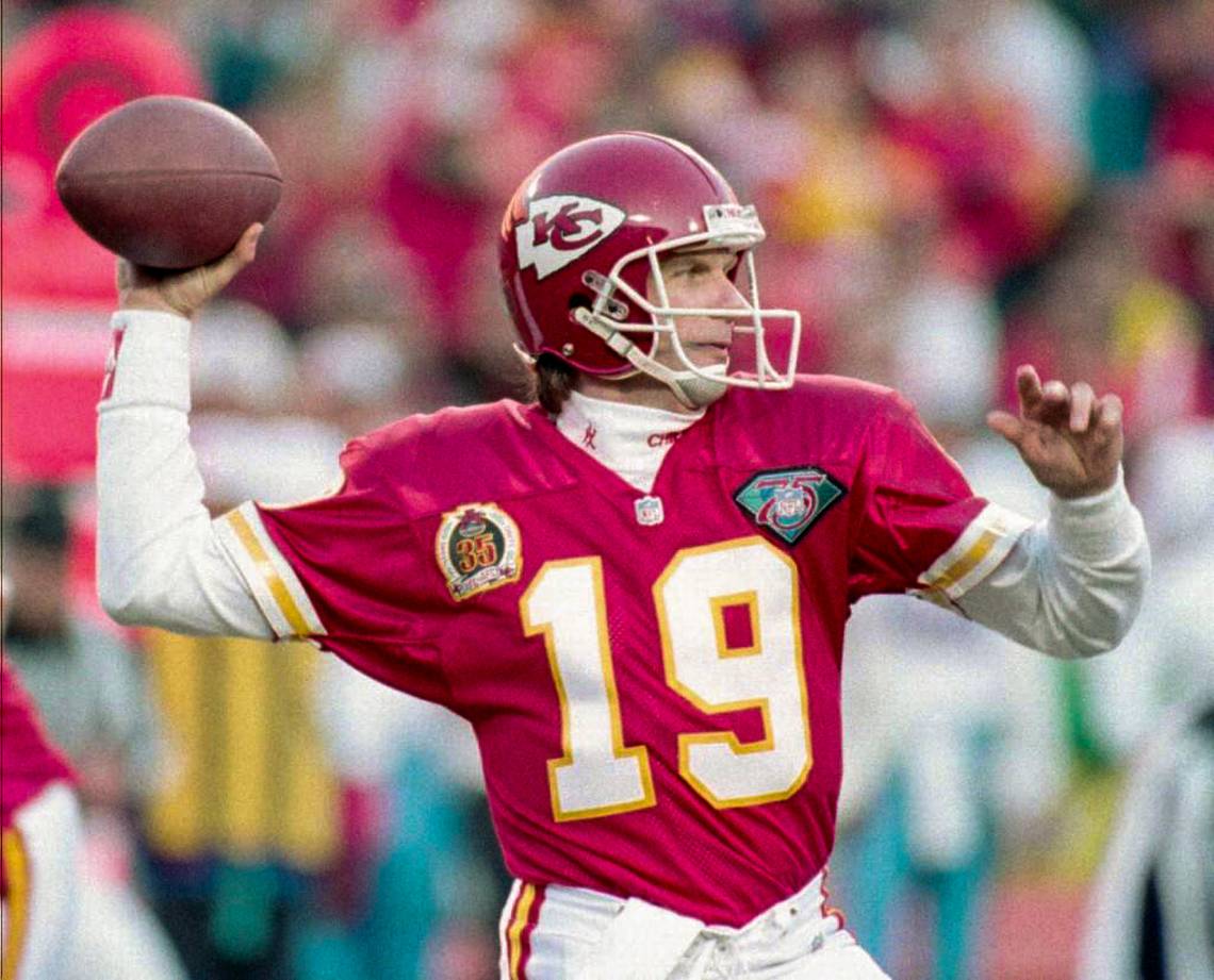 Kansas City Chiefs Joe Montana 1994 NFL Football Jersey (44/Large)