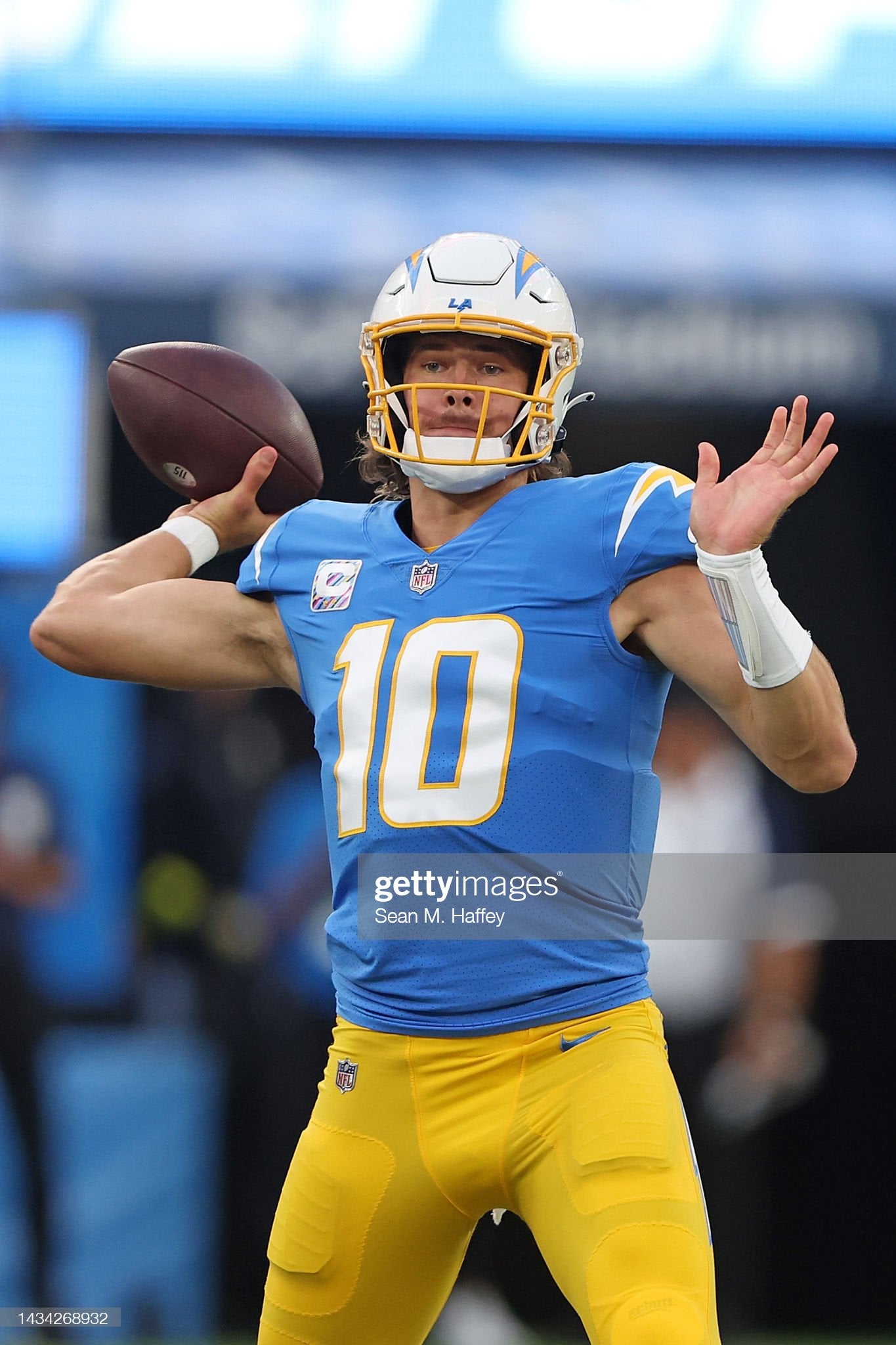 Justin Herbert Los Angeles Chargers men's large NFL jersey - clothing &  accessories - by owner - apparel sale 